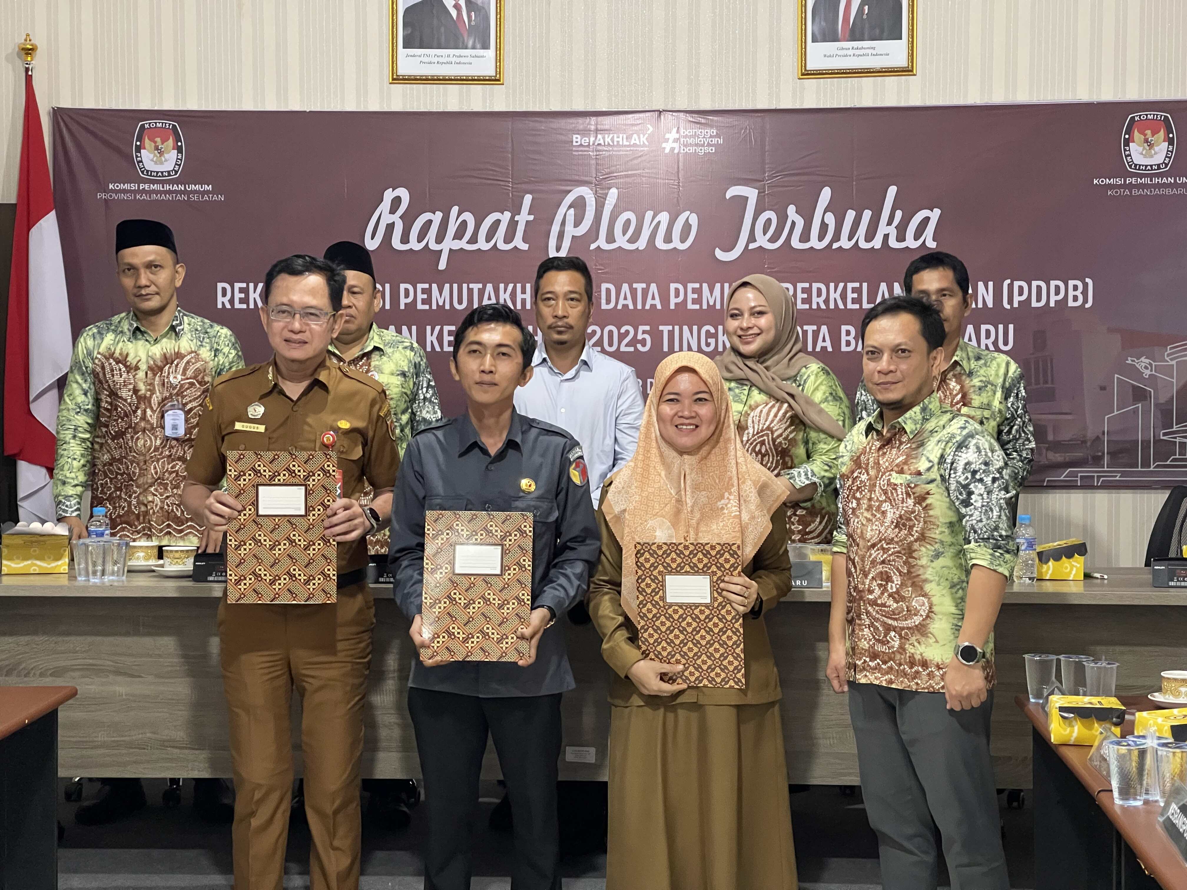 Bawaslu Kota Banjarbaru menghadiri Rapat Pleno Terbuka Rekapitulasi PDPB Triwulan IV Tahun 2025 Tingkat Kota Banjarbaru yang digelar oleh KPU Kota Banjarbaru