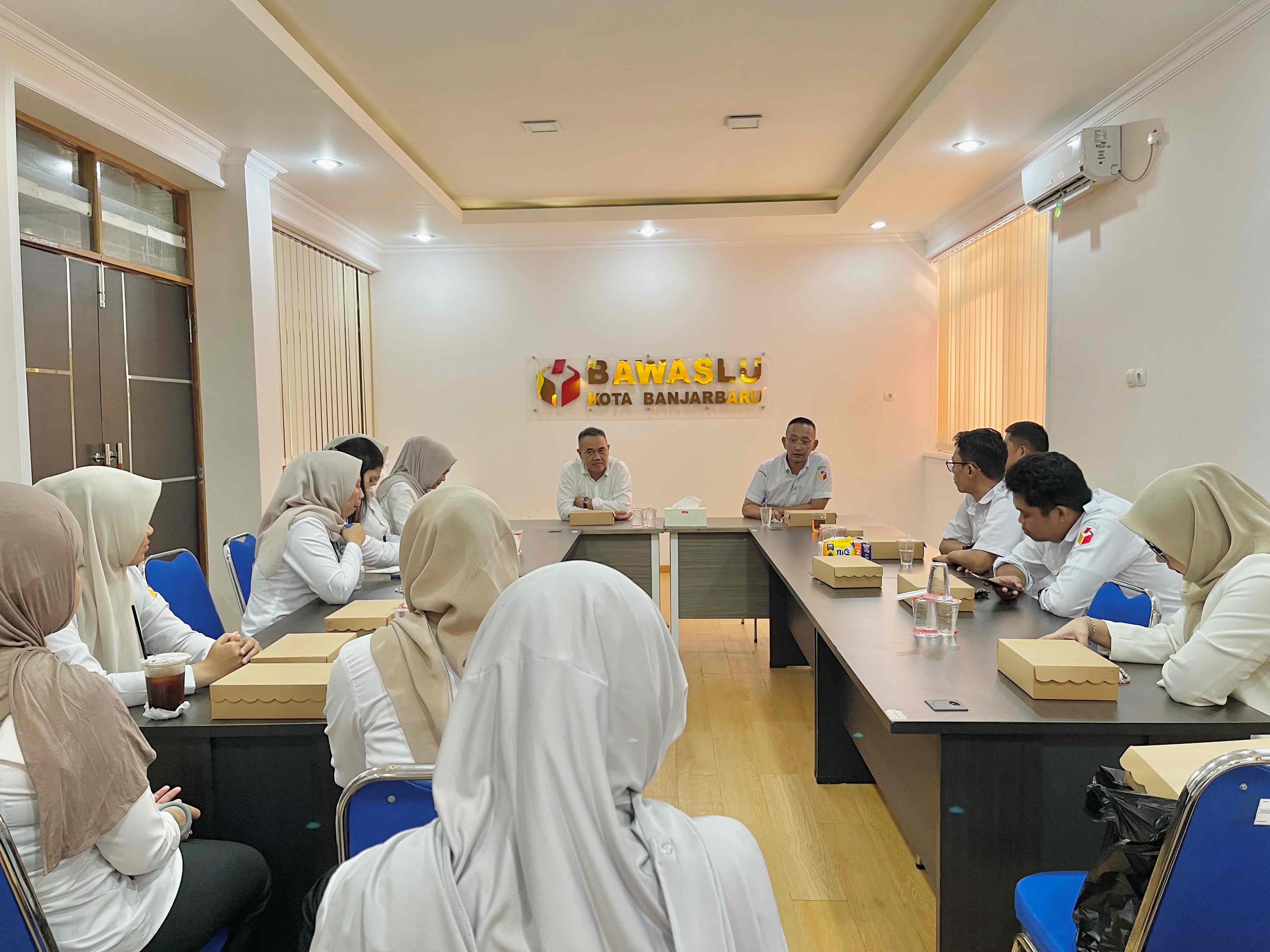 Rapat Internal Penguatan Etos Kerja Bawaslu Kota Banjarbaru
