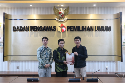 Bawaslu Kota Banjarbaru saat menyerahkan Laporan Akhir P2HUBAL Tahun 2025 ke Bawaslu Republik Indonesia