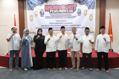 Bawaslu Kota Banjarbaru Serahkan Laporan Layanan Informasi Publik