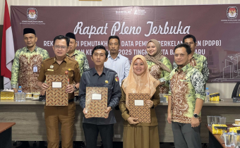 Bawaslu Kota Banjarbaru menghadiri Rapat Pleno Terbuka Rekapitulasi PDPB Triwulan IV Tahun 2025 Tingkat Kota Banjarbaru yang digelar oleh KPU Kota Banjarbaru