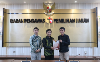 Bawaslu Kota Banjarbaru saat menyerahkan Laporan Akhir P2HUBAL Tahun 2025 ke Bawaslu Republik Indonesia